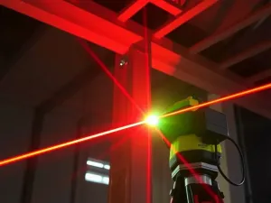 Laser krzyżowy w domu i na budowie